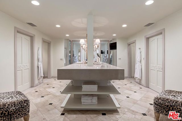 2807 Deep Canyon Drive, Beverly Hills CA: https://media.crmls.org/mediaz/7c46306d-a6c5-4bb0-bb4c-f78ee15de77b.jpg