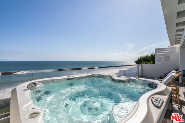 31658 Broad Beach Road, Malibu CA: https://media.crmls.org/mediaz/7c470393-deed-4443-b43b-a12c301fade0.jpg