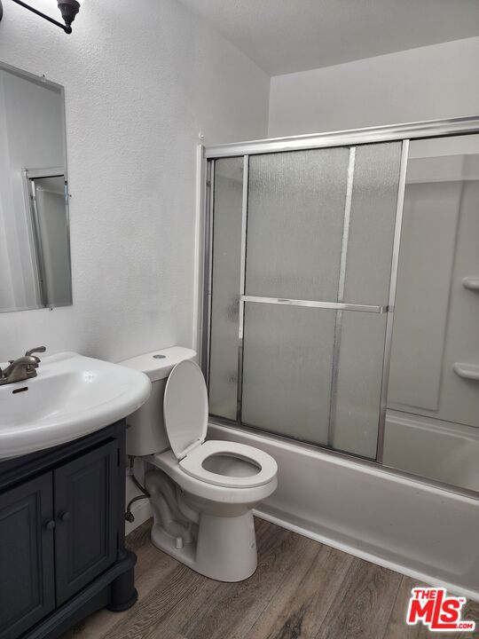18547 Collins Street, Tarzana CA: https://media.crmls.org/mediaz/7c4727a9-b7a0-43a4-aaed-db122c007682.jpg