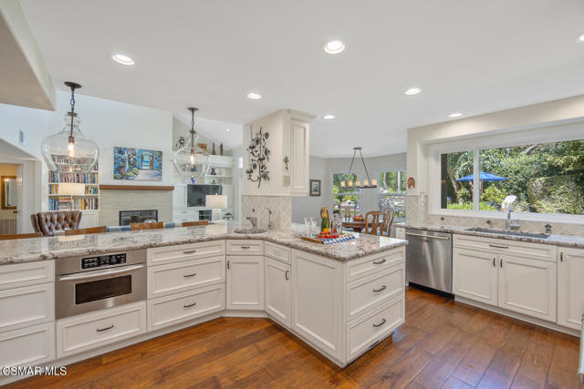 1732 Crooked Trail Place, Westlake Village CA: https://media.crmls.org/mediaz/7c488bda-f63f-4a6f-a2ce-2ea2fb864fa1.jpg