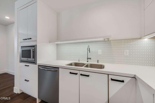 239 S Marengo Avenue, Pasadena CA: https://media.crmls.org/mediaz/7c4ae422-648e-4c71-b2bd-ea05c273132c.jpg