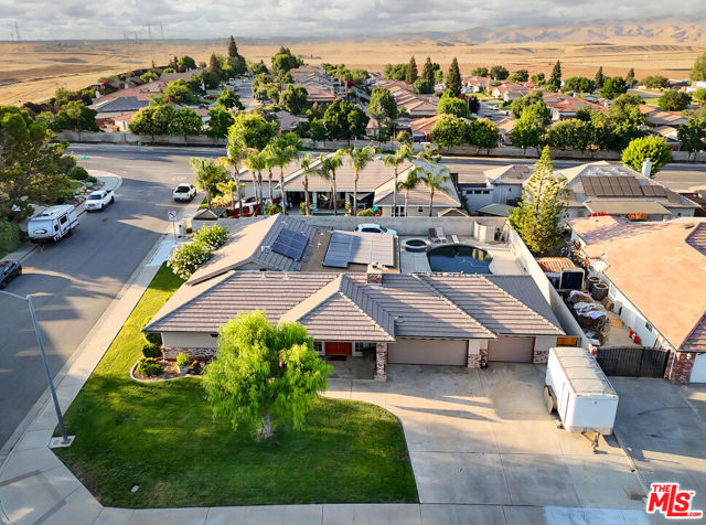 7200 Clifftop Way, Bakersfield CA: https://media.crmls.org/mediaz/7c4b0d0d-bbaa-42e6-abf1-49d9133f3a83.jpg