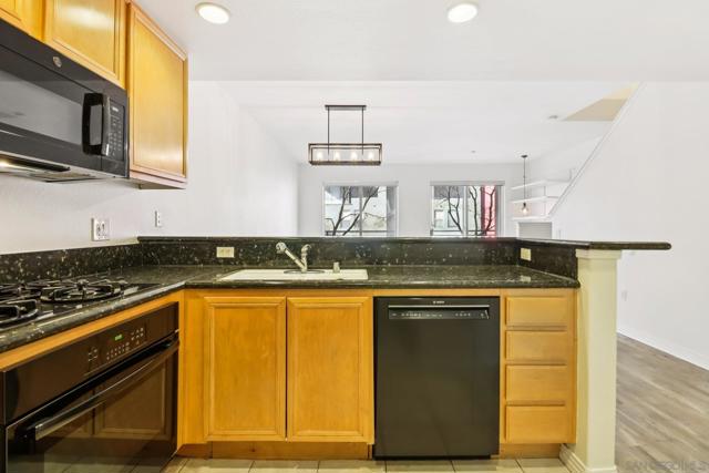 1501 India St, San Diego CA: https://media.crmls.org/mediaz/7c4bcf7c-029f-4d51-86dc-8b08d4211141.jpg