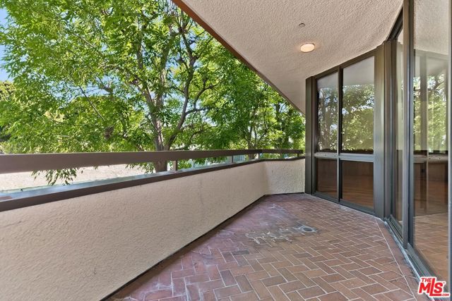 300 N Swall Drive, Beverly Hills CA: https://media.crmls.org/mediaz/7c4c732e-ede9-41dc-ba9e-4bda99a8f861.jpg