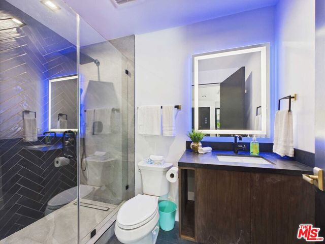 5109 Longridge Avenue, Sherman Oaks CA: https://media.crmls.org/mediaz/7c4e40cf-ff1f-42b4-b079-2d70f47ec6be.jpg