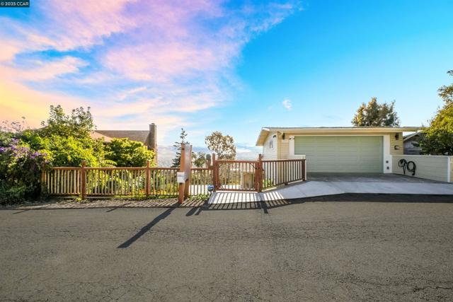 5929 Harbor View Ave, San Pablo CA: https://media.crmls.org/mediaz/7c4e6ec5-21b3-4a53-8367-1834fbc94f8e.jpg