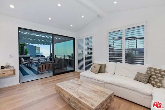 2164 Sunset Plaza Drive, Los Angeles CA: https://media.crmls.org/mediaz/7c501294-267c-463f-93ad-77a65cbf79a0.jpg