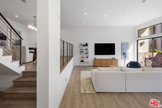 5254 Yarmouth Avenue, Encino CA: https://media.crmls.org/mediaz/7c510fde-8158-49a3-8f24-6fce36e35e1d.jpg