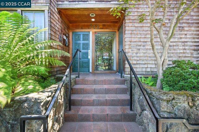 742 Wesley Way, Oakland CA: https://media.crmls.org/mediaz/7c513a06-6474-44fd-b927-b7d7643ed237.jpg