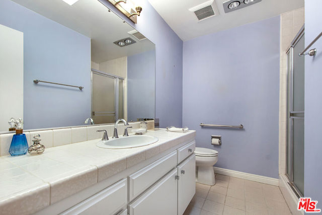 5625 Cambridge Way, 204 photo 4