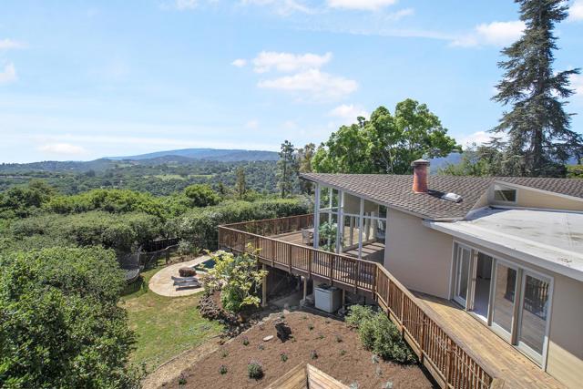 415 Golden Oak Drive, Portola Valley CA: https://media.crmls.org/mediaz/7c54a4bc-217b-4152-95b4-c323caa7ad57.jpg