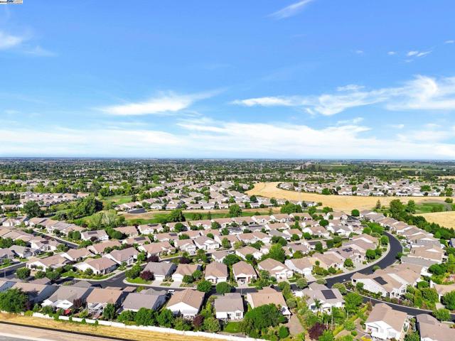 337 Upton Pyne Dr, Brentwood CA: https://media.crmls.org/mediaz/7c54e6c7-8ac3-41ba-a81b-d0c023b2bf7f.jpg