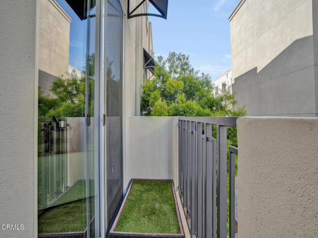 5662 Hazeltine Avenue, Van Nuys CA: https://media.crmls.org/mediaz/7c54ecf0-f777-48da-9c6f-61a989e7a69b.jpg