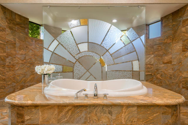 15 Sun Ridge Circle, Rancho Mirage CA: https://media.crmls.org/mediaz/7c561e04-bd77-4544-a47c-9ee0434c9c11.jpg