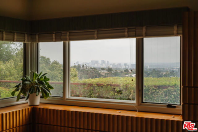 2208 Westridge Road, Los Angeles CA: https://media.crmls.org/mediaz/7c56da7a-caf1-496c-8b63-3be54633ecc3.jpg