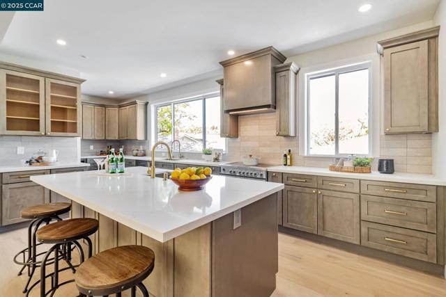 945 Yorkshire Ct, Lafayette CA: https://media.crmls.org/mediaz/7c585b16-1ef0-43fc-a317-87cc407eadf9.jpg
