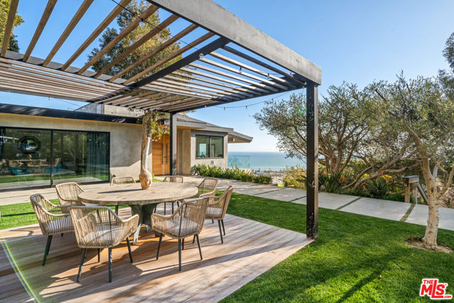 23812 Malibu Crest Drive, Malibu CA: https://media.crmls.org/mediaz/7c587b7f-f6aa-4713-af2c-71c4b9b4e378.jpg