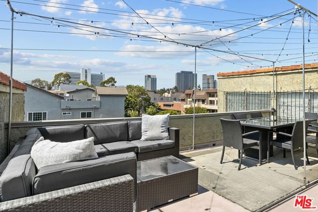 1506 S Bentley Avenue, Los Angeles CA: https://media.crmls.org/mediaz/7c58cd4d-ea00-47c6-b4e6-302a2b2eca59.jpg
