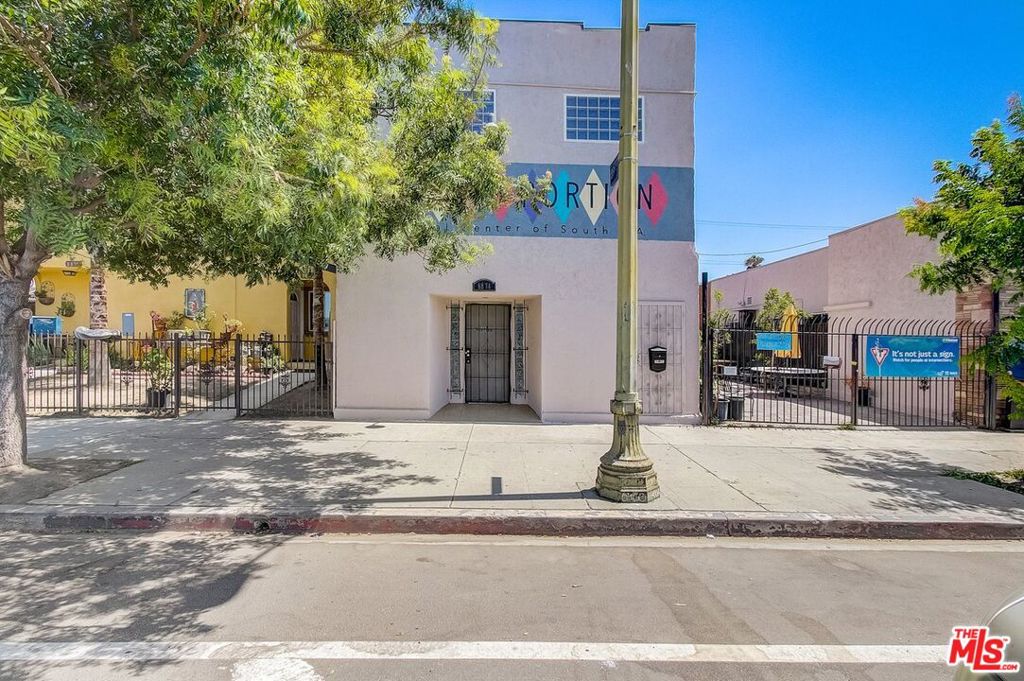 8874 S Broadway, Los Angeles, CA 90003
