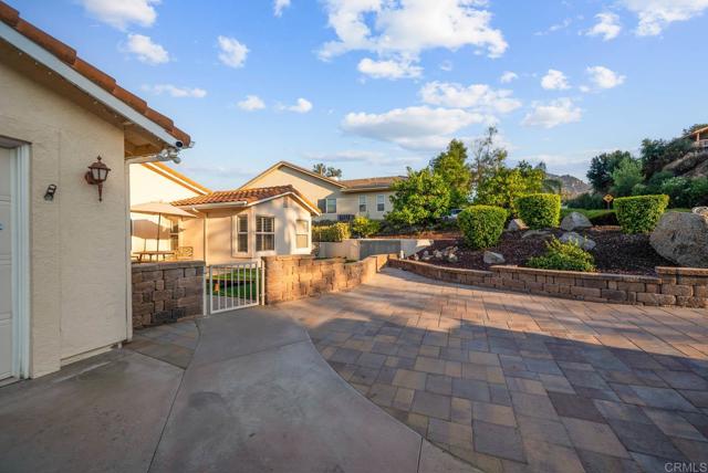 15425 Vista Vicente Dr, San Diego CA: https://media.crmls.org/mediaz/7c5bf954-daac-4f62-9cb6-744129f4392e.jpg