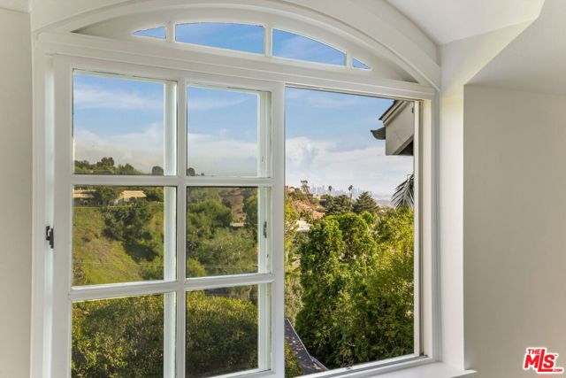 9315 Beverly Crest Drive, Beverly Hills CA: https://media.crmls.org/mediaz/7c5c1993-5b87-4550-ab7c-7248d0e94e0e.jpg