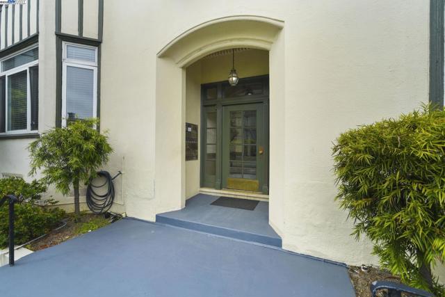 1925 Leavenworth St, San Francisco CA: https://media.crmls.org/mediaz/7c5c4a82-018e-421c-959e-4376c4735c4d.jpg