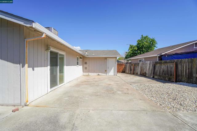 81 Pioneer Ct, Oakley CA: https://media.crmls.org/mediaz/7c5dcf9d-0afd-448b-a47d-b1823848bd7e.jpg