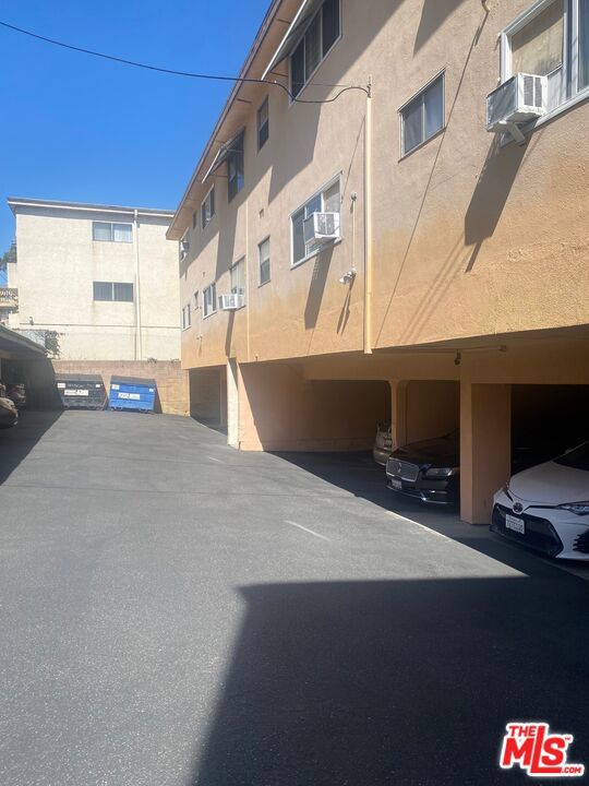 11829 Kiowa Avenue, Los Angeles CA: https://media.crmls.org/mediaz/7c5e7823-6508-4b76-ae07-8301927ffb6f.jpg