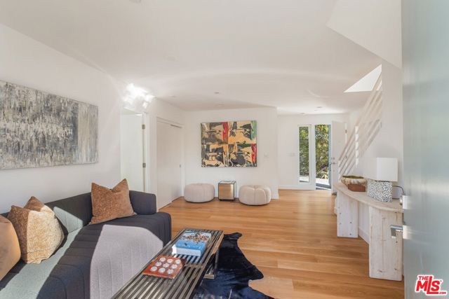 11724 Culver Boulevard, Los Angeles CA: https://media.crmls.org/mediaz/7c5f3cb7-729e-4a87-a151-0fbf09cecc57.jpg