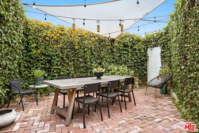 1118 S Crescent Heights Boulevard, Los Angeles CA: https://media.crmls.org/mediaz/7c5fe470-d936-4909-84ae-02a5d5dc5104.jpg