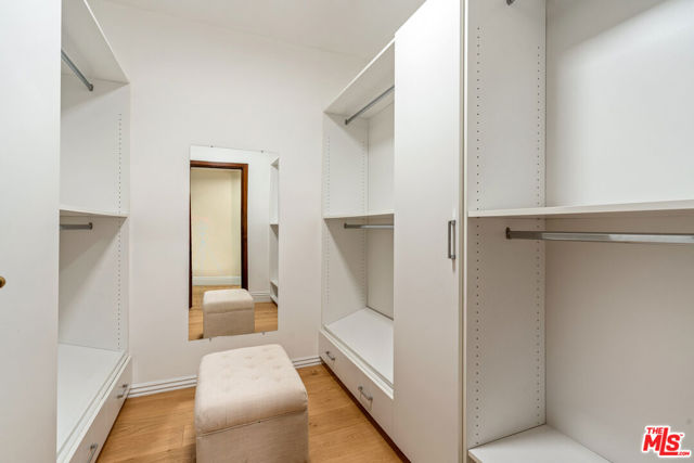 9249 Burton Way, Beverly Hills CA: https://media.crmls.org/mediaz/7c606588-5765-4c6d-b804-92761abd8783.jpg