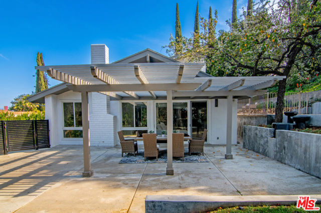 3585 Alana Drive, Sherman Oaks CA: https://media.crmls.org/mediaz/7c616cb1-5cbf-4f05-8656-ded41df3f9df.jpg