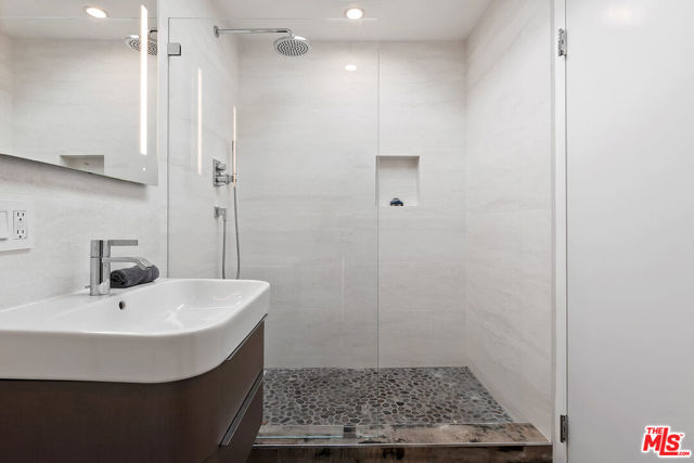 27400 Pacific Coast Highway, Malibu CA: https://media.crmls.org/mediaz/7c62a4e0-6dd6-4d4a-a4de-79aa0ad02a95.jpg