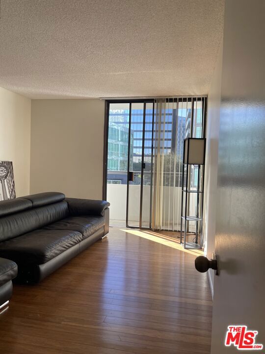600 W 9th Street, Los Angeles CA: https://media.crmls.org/mediaz/7c641585-7df1-4136-8e38-568be10ce818.jpg