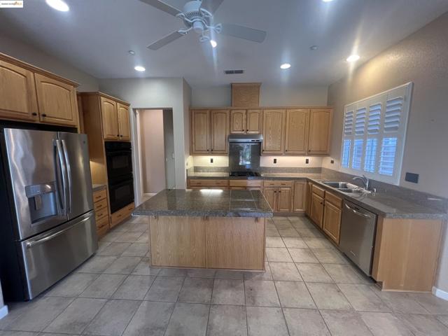 613 Kenwood Dr, Brentwood CA: https://media.crmls.org/mediaz/7c646a3d-9f5a-4162-be54-da716cf6fedb.jpg