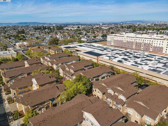 1586 Tucker St, Oakland CA: https://media.crmls.org/mediaz/7c64973a-d416-4406-9b6a-1534c6f1a783.jpg