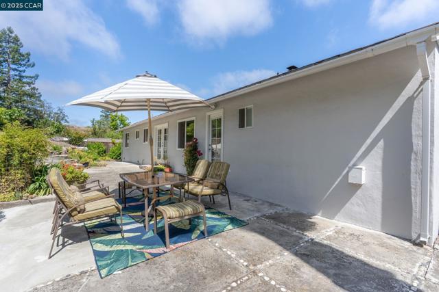3215 Camino Colorados, Lafayette CA: https://media.crmls.org/mediaz/7c65a071-86fe-4f00-b18f-c7c455b9096f.jpg