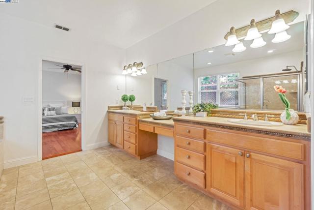 135 Cara Ct, Walnut Creek CA: https://media.crmls.org/mediaz/7c65a440-95b4-44e1-b2f1-8721e6d305b6.jpg