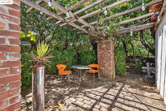 6801 Estates Dr, Oakland CA: https://media.crmls.org/mediaz/7c65c530-5bad-48b9-83a6-8090db1654a0.jpg