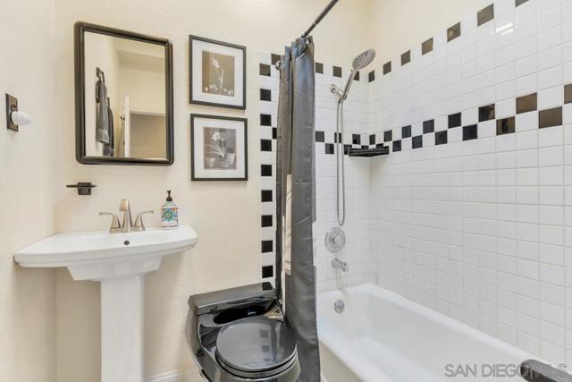 3031 Larkin Pl, San Diego CA: https://media.crmls.org/mediaz/7c66aece-1d22-4d94-8838-d6605bb09a88.jpg