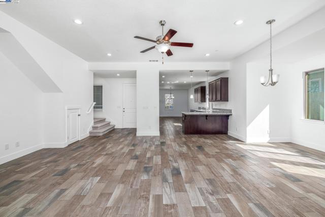 115 Lemon Blossom Ln, Patterson CA: https://media.crmls.org/mediaz/7c677a30-117b-485a-a2d9-5c6f140c924e.jpg