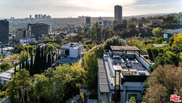 8932 St Ives Drive, Los Angeles CA: https://media.crmls.org/mediaz/7c67a6d1-cc82-4e36-9f85-ef9ac8925265.jpg