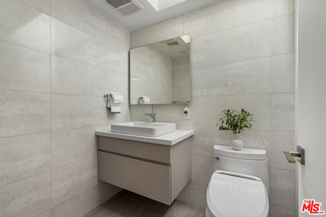 321 S Linden Drive, Beverly Hills CA: https://media.crmls.org/mediaz/7c68013d-d4e0-47b2-9a32-9ca5cde02e8b.jpg