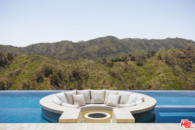 13674 Bayliss Road, Los Angeles CA: https://media.crmls.org/mediaz/7c681533-7fcf-49be-b62f-1b09bcff0a7b.jpg