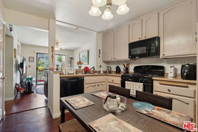 21620 Burbank Boulevard, Woodland Hills CA: https://media.crmls.org/mediaz/7c68d076-bc5e-486b-913d-643d221bab48.jpg