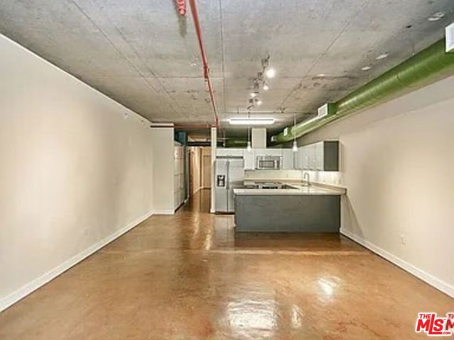 645 W 9th Street, Los Angeles CA: https://media.crmls.org/mediaz/7c68d34f-514d-49c9-936d-5955685eb49c.jpg