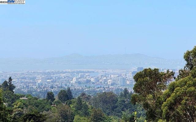 2323 Mastlands Dr, Oakland CA: https://media.crmls.org/mediaz/7c68e82e-0ef2-4682-907c-30975a6728b6.jpg