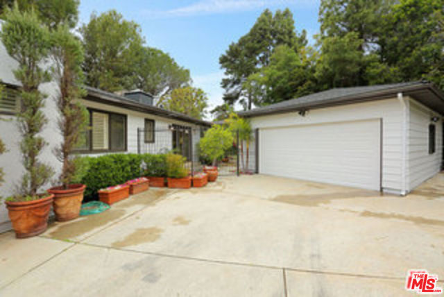8049 Briar Summit Drive, Los Angeles CA: https://media.crmls.org/mediaz/7c68fa24-009f-43e8-abcf-e159ce73ab9d.jpg