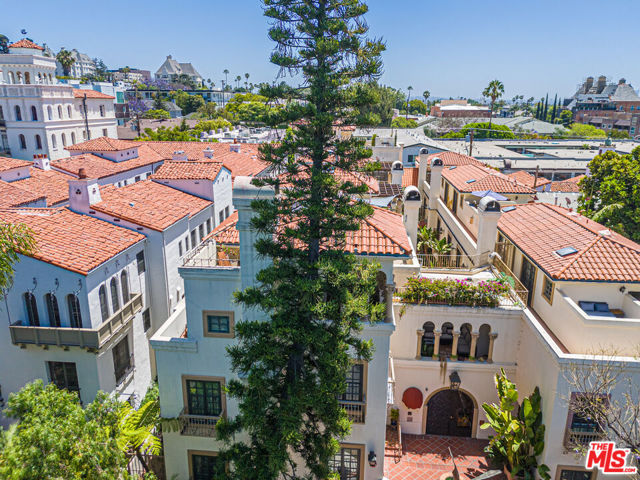 1320 N Harper Avenue, West Hollywood CA: https://media.crmls.org/mediaz/7c694028-66c6-486c-8683-d2665d400a70.jpg