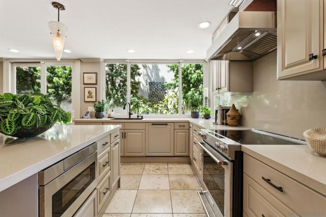 2885 Caminito Merion, La Jolla CA: https://media.crmls.org/mediaz/7c69a8cc-568b-49dd-9b6e-329865e8b570.jpg